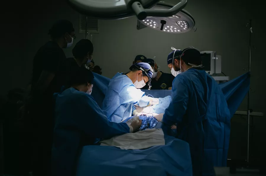 Dr. Adel operando